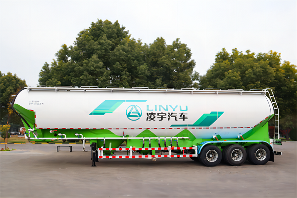 粉粒物料運(yùn)輸車(chē)的特點(diǎn)詳解！